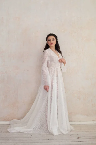 Красивая невеста позирует свадебная прическа и платье винтажное — стоковое фото