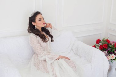 Gelin bir kanepede oturan gelinlik