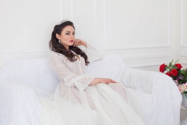 Gelin bir kanepede oturan gelinlik