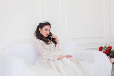 Gelin bir kanepede oturan gelinlik