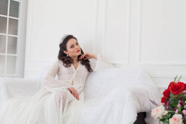 Gelin bir kanepede oturan gelinlik