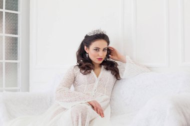 Gelin bir kanepede oturan gelinlik