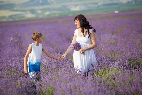 Mère et fils le champ de lavande pourpre — Photo