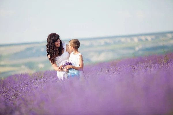 Mère et fils le champ de lavande pourpre — Photo