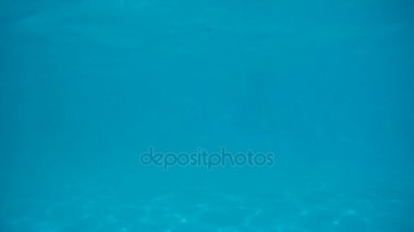 suyun altında havuza atladı çocuk