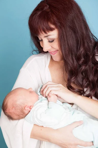 Mamá está alimentando al bebé con leche de un biberón —  Fotos de Stock