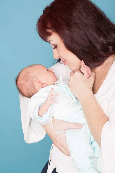 Mamá está alimentando al bebé con leche de un biberón —  Fotos de Stock