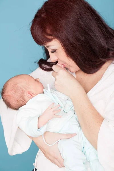 A mãe está alimentando o leite do bebê de uma mamadeira — Fotografia de Stock