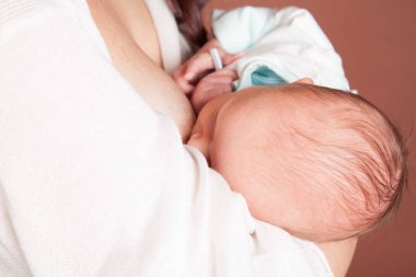 Anne bebek anne sütü oğlu besleme