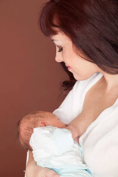 Mom feeding babe the son of breast milk — Stock Photo, Image