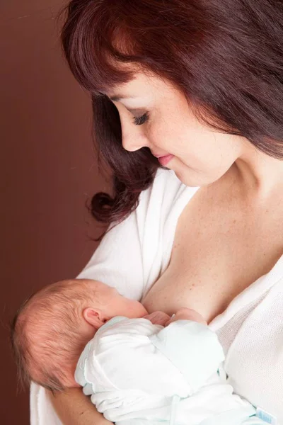 Мама кормит младенца грудным молоком — стоковое фото