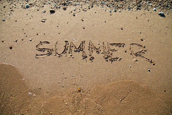 Ondas de praia arenosa no pôr do sol mar inscrição de verão na areia . — Fotografia de Stock