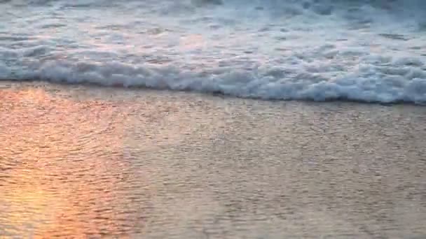 Günbatımı okyanus dalgaları kumlu plaj — Stok video