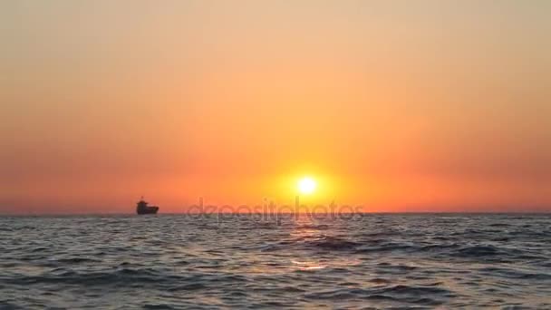 Playa de arena mar océano ola puesta del sol horizonte — Vídeos de Stock