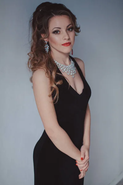 Menina bonita em festa de cocktail vestido de noite preto — Fotografia de Stock