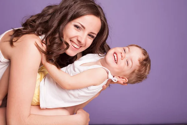 Mutter spielt mit kleinem Sohn lachende Freude — Stockfoto
