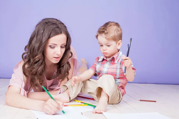 Mother and young son play paint crayons — Stock Photo, Image
