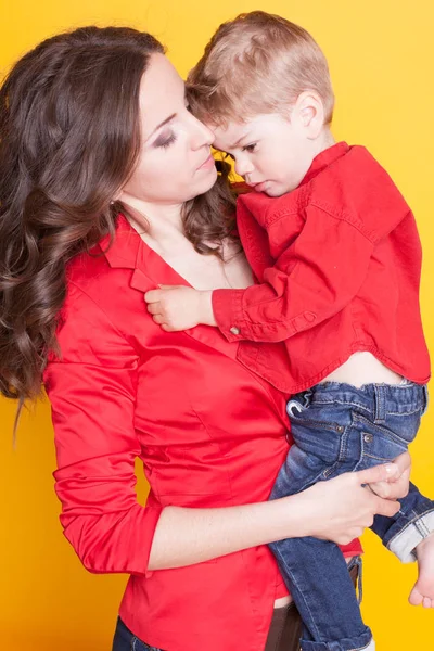 Madre e hijo en camisas rojas — Foto de Stock