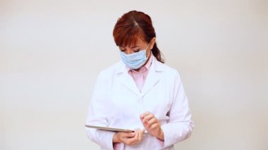 Doktor stetoskop tanı tablet izlerken hastanede ile