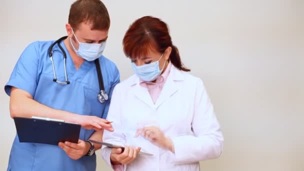 Medico con stetoscopio consiglia l'infermiere in ospedale con Tablet — Video Stock