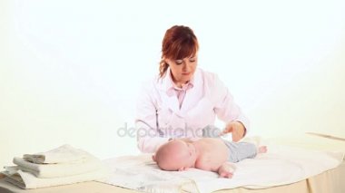 Masaj Çocuk bebek hastanede yapıyor doktor