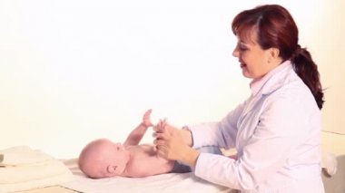 Masaj Çocuk bebek hastanede yapıyor doktor