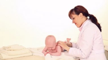 Masaj Çocuk bebek hastanede yapıyor doktor