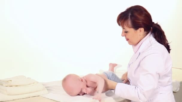 Medico facendo massaggio ragazzo bambino in ospedale — Video Stock