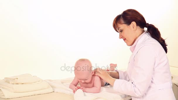 Médico fazendo massagem menino bebê no hospital — Vídeo de Stock