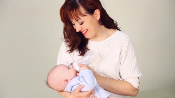Mama füttert das Baby mit Milch aus der Flasche — Stockvideo