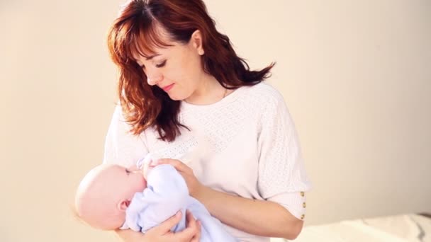 Máma krmí dítě mlíkem z láhve — Stock video
