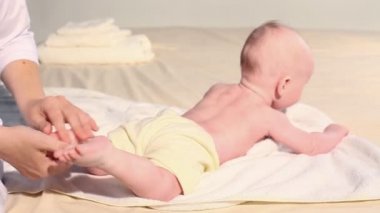 Doktor el masaj yapıyor feet bebek çocuk