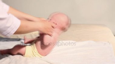 Doktor el masaj yapıyor feet bebek çocuk