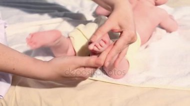 Doktor el masaj yapıyor feet bebek çocuk