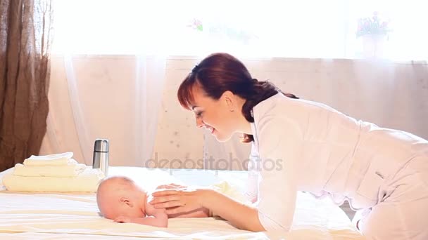 Le médecin fait massage mains pieds bébé garçon — Video