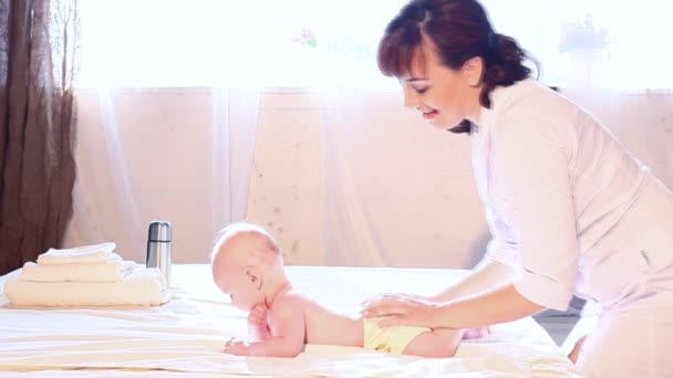 El médico hace masaje manos pies bebé niño — Vídeo de stock