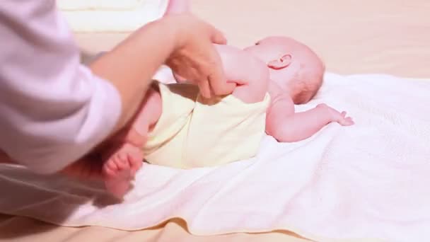 Läkaren gör massage händer fötter baby pojke — Stockvideo