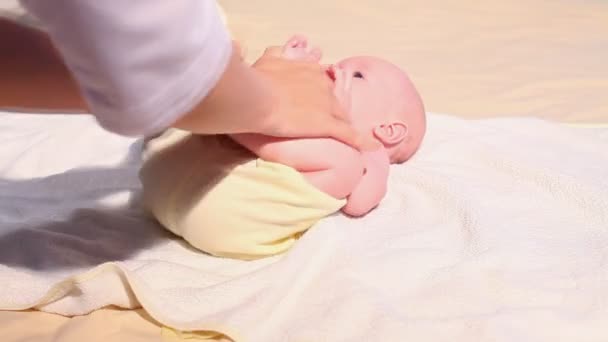 O médico faz massagem mãos pés bebê menino — Vídeo de Stock