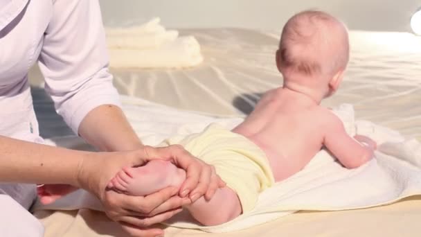 Doktor dělá masáž ruce nohy baby boy — Stock video