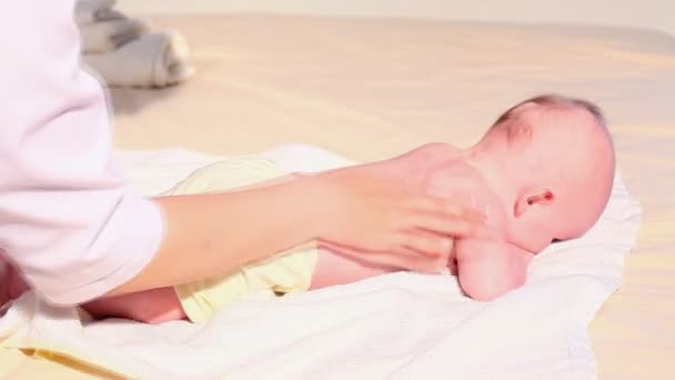 Le médecin fait massage mains pieds bébé garçon — Video