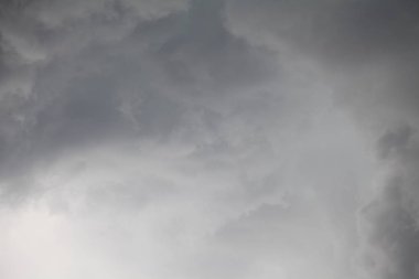 koyu gri bulutlar yağmur önce