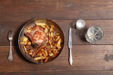 bir tablo üzerinde et ve patates tava ile akşam yemeği kızarmış