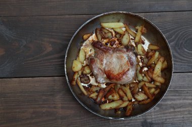 bir tablo üzerinde et ve patates tava ile akşam yemeği kızarmış