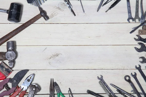 Bouw hamers schroevendraaier reparatie gereedschap tangen op de planken — Stockfoto