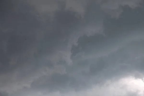 雨の前に暗い灰色の雲 — ストック写真