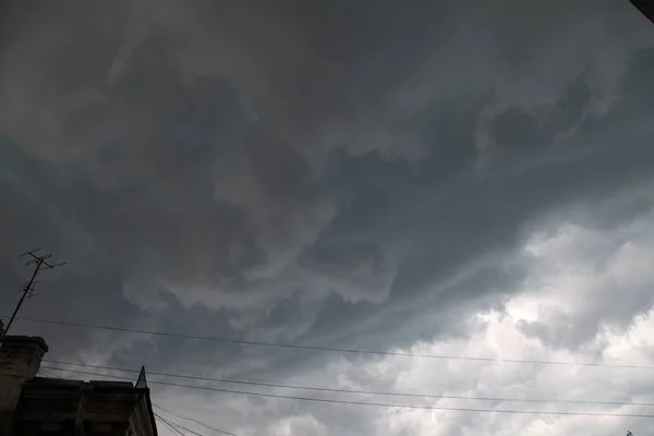 雨の前に暗い灰色の雲 — ストック写真