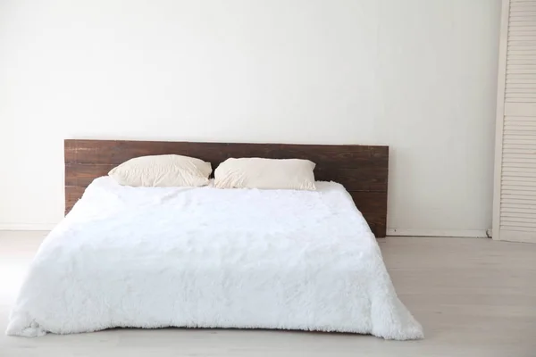 Interior quarto branco esta manhã com cama — Fotografia de Stock