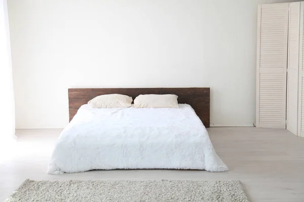 Invändig vit sovrum med säng i morse — Stockfoto