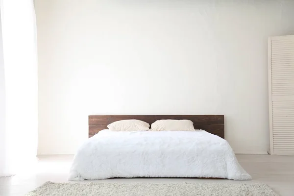 Dormitorio blanco interior esta mañana con cama —  Fotos de Stock