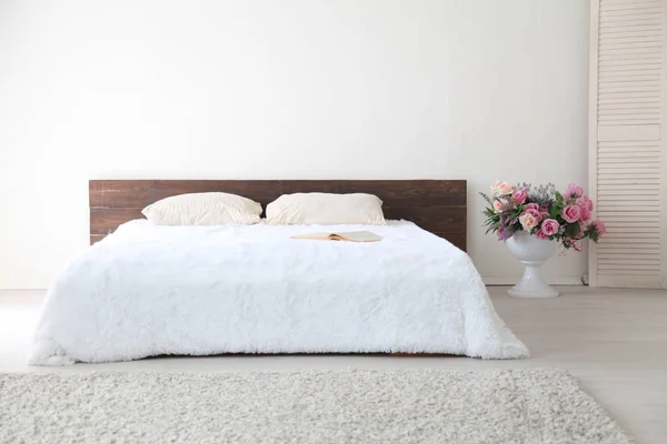 Vita sovrum ljusa interiörer med säng — Stockfoto